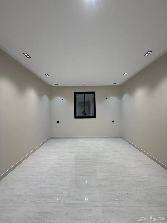 للبيع روف علويه بمدخل مستقل وشقه ارضيه مقابل نادي ضمك 32