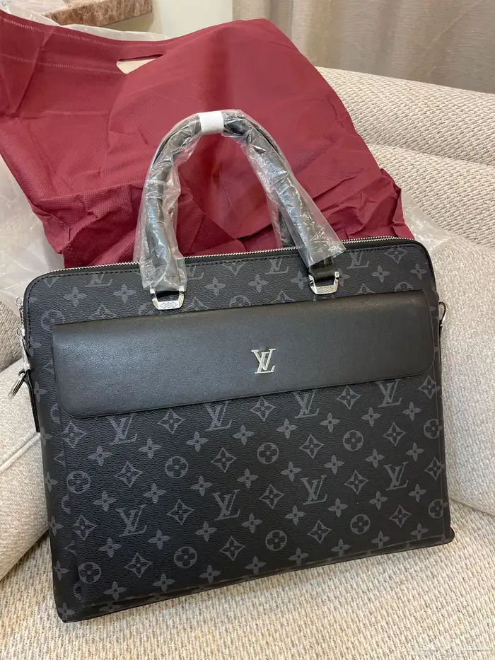 شنطة ماركة لوي فيتون ( Louis Vuitton). 0