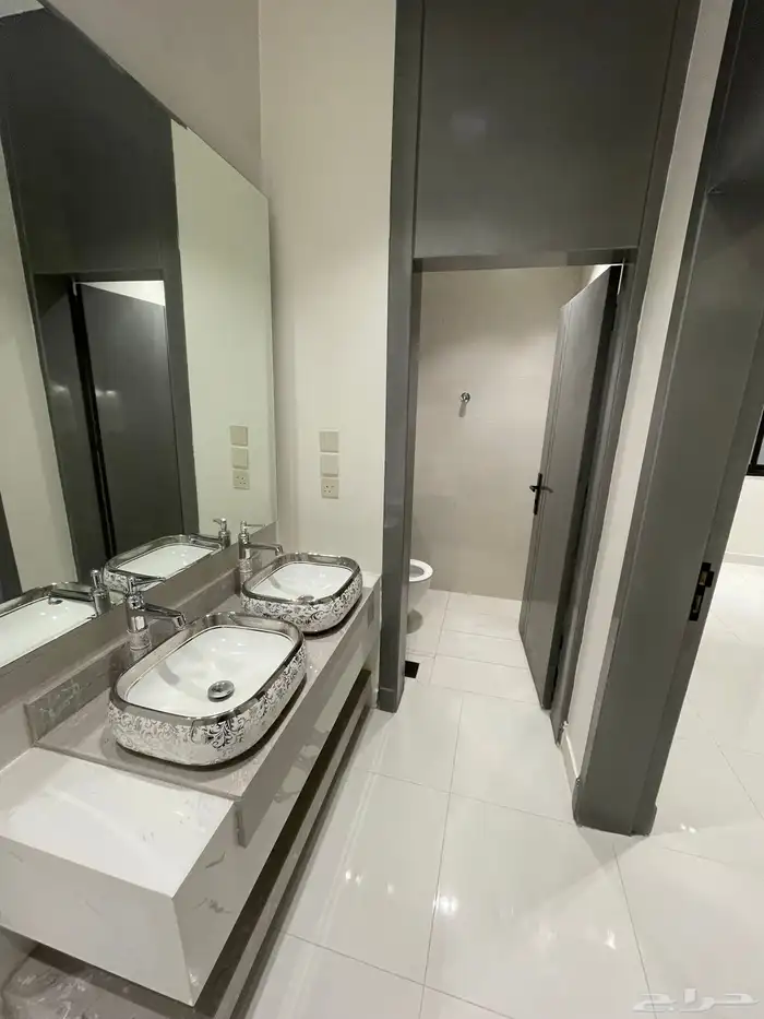 شقق ارضيه وعلويه تشطيب ممتاز واصل جميع الخدمات بحي المعارض 21