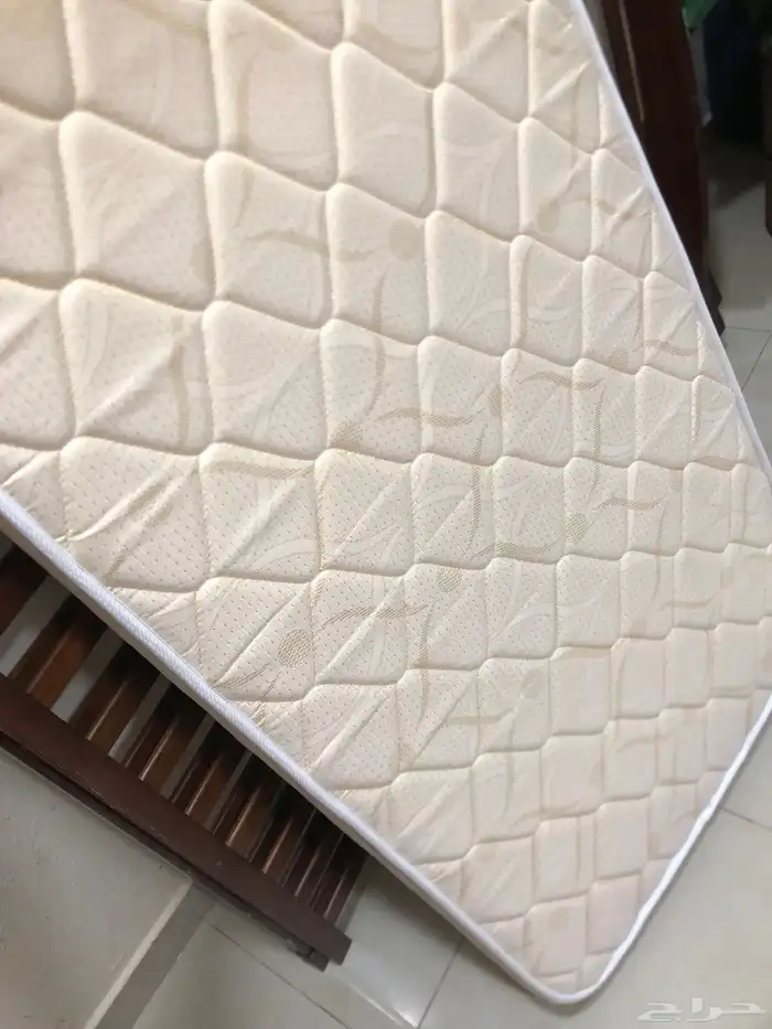 سرير اطفال ماركة جونيورز مع مرتبه جونيورز شبه جداد 3