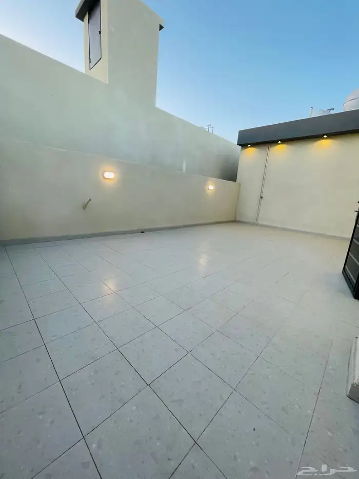 للبيع روف علوي مع ملحق درج خارجي فقط شمال الخمس 19