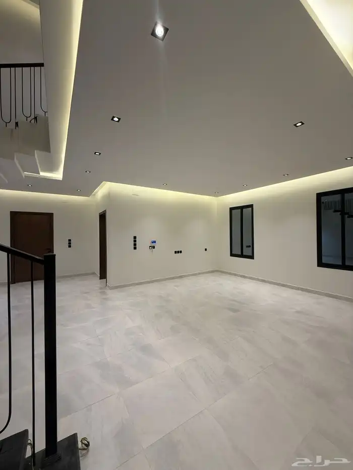 للبيع روف علوي بدرج داخلي وخارجى بالوسام شرق الخميس 19