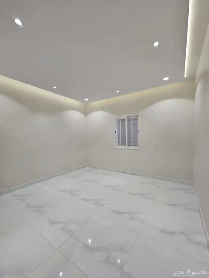 للبيع شقه ارضيه ببايكة سيارة وحوش وسيع ف ابها حي الزهور 11