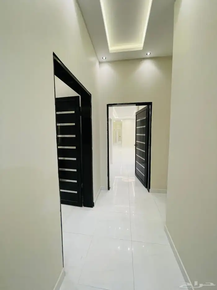 للبيع روف علوي مع ملحق درج خارجي فقط شمال الخمس 17