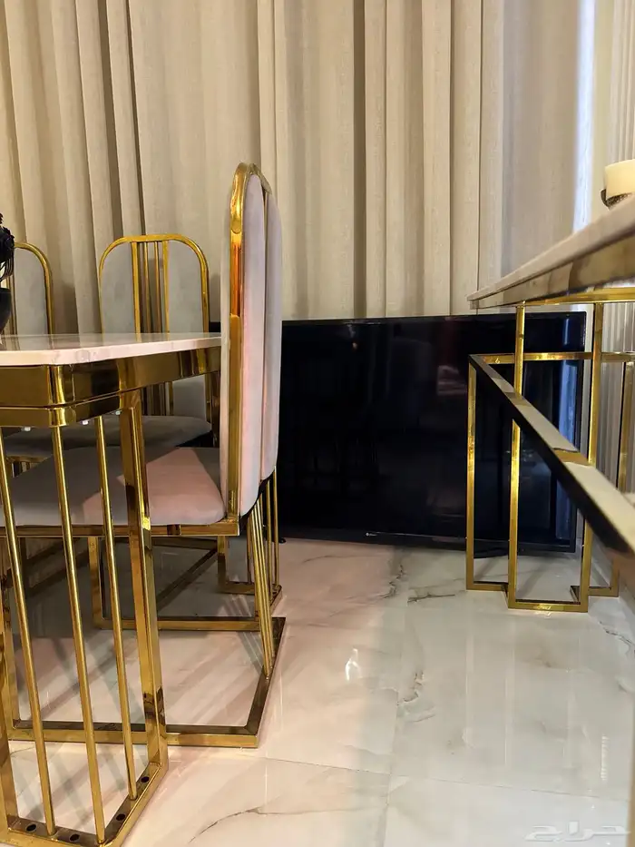 طاوله طعام   مع مدخل   وطاوله قهوه خشبي مع قطعتين جانبيه 2