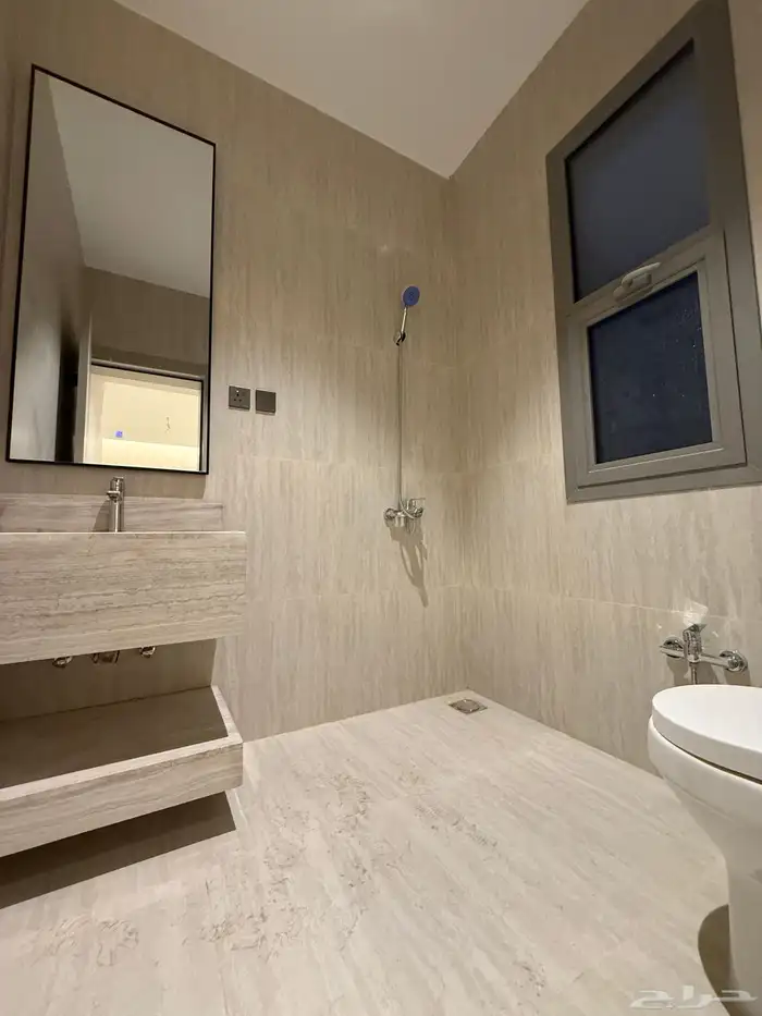 للبيع روف علوي 9 غرف سعر 750 الف قرب ضمك وكوبري باحص 40