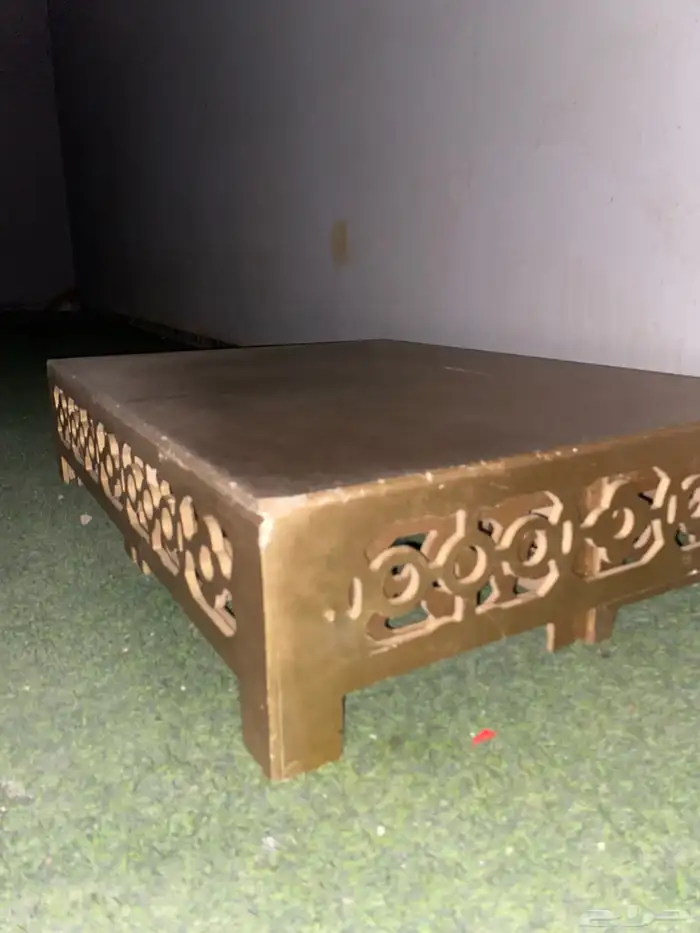 طاولة أرضية مع أربع خدم 1