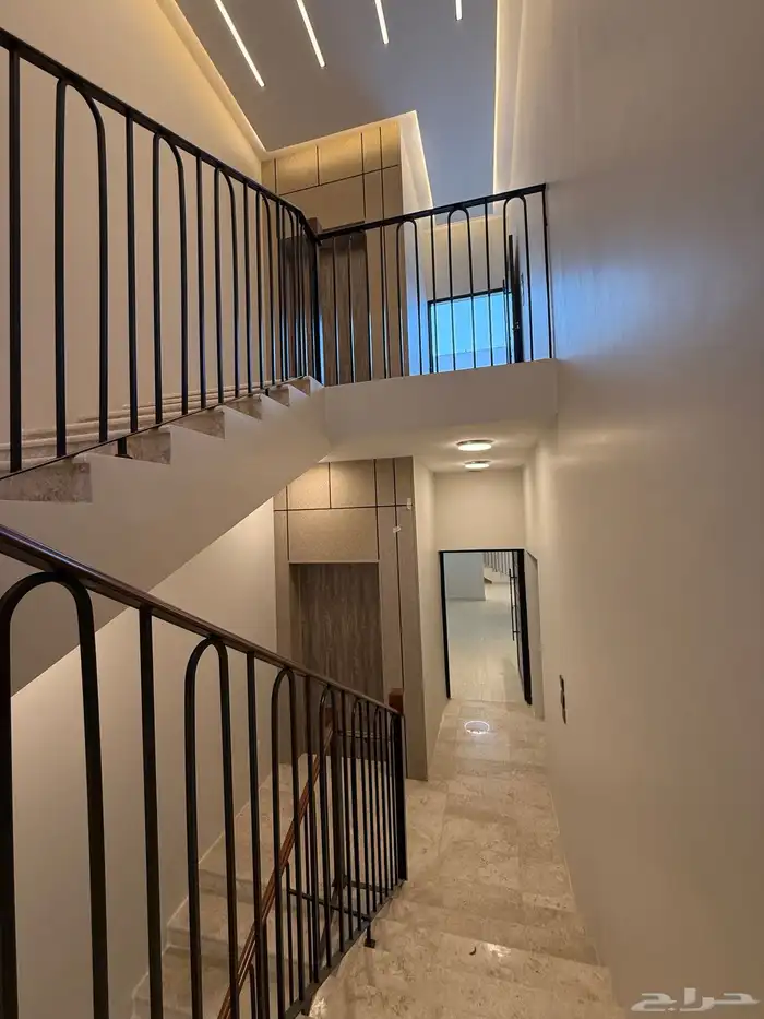 للبيع روف علوي 9 غرف سعر 750 الف قرب ضمك وكوبري باحص 27