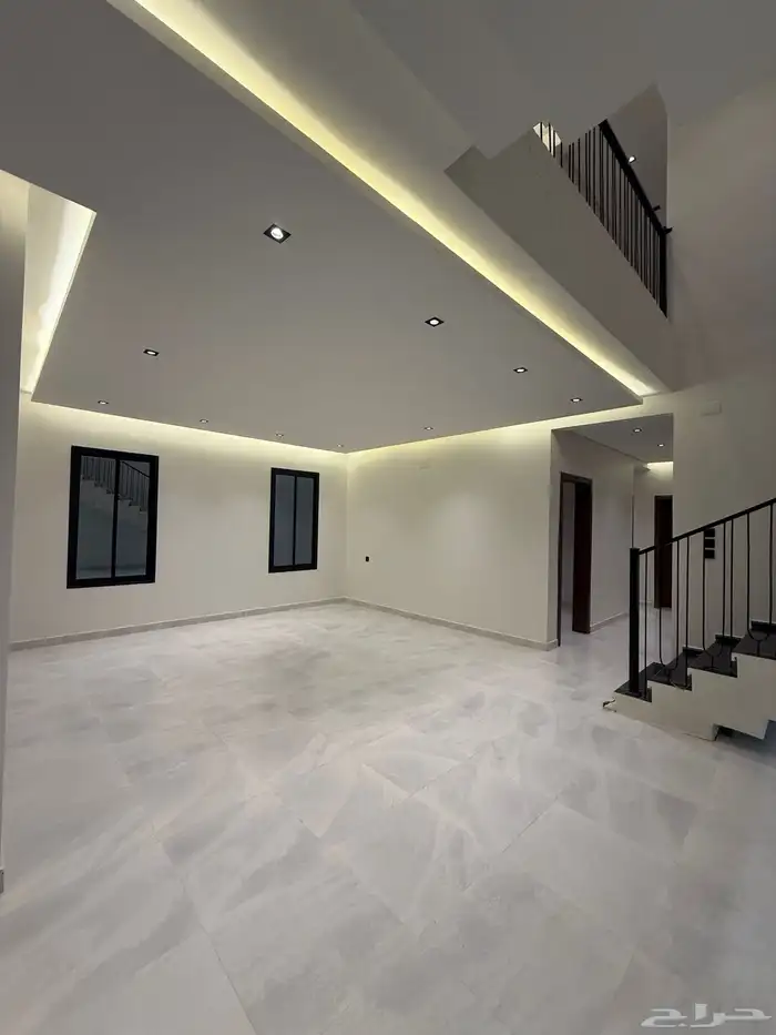 للبيع روف علوي بدرج داخلي وخارجى بالوسام شرق الخميس 9