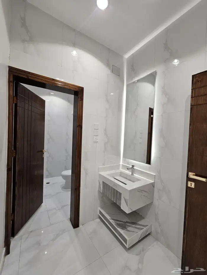 للبيع شقه ارضيه ببايكة سيارة وحوش وسيع ف ابها حي الزهور 12