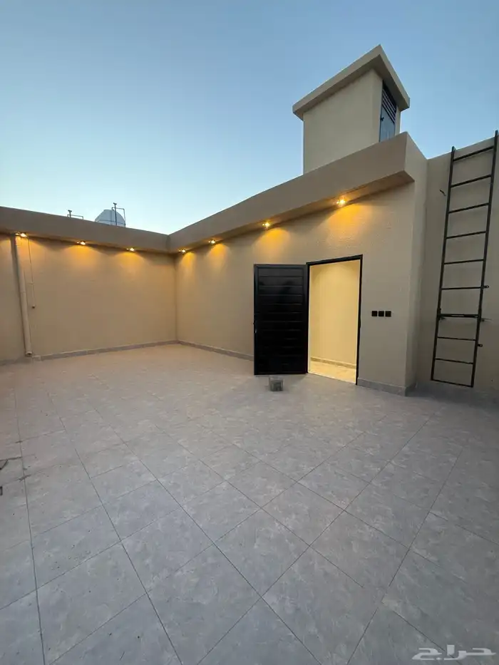 للبيع روف علويه بمدخل مستقل وشقه ارضيه مقابل نادي ضمك 46