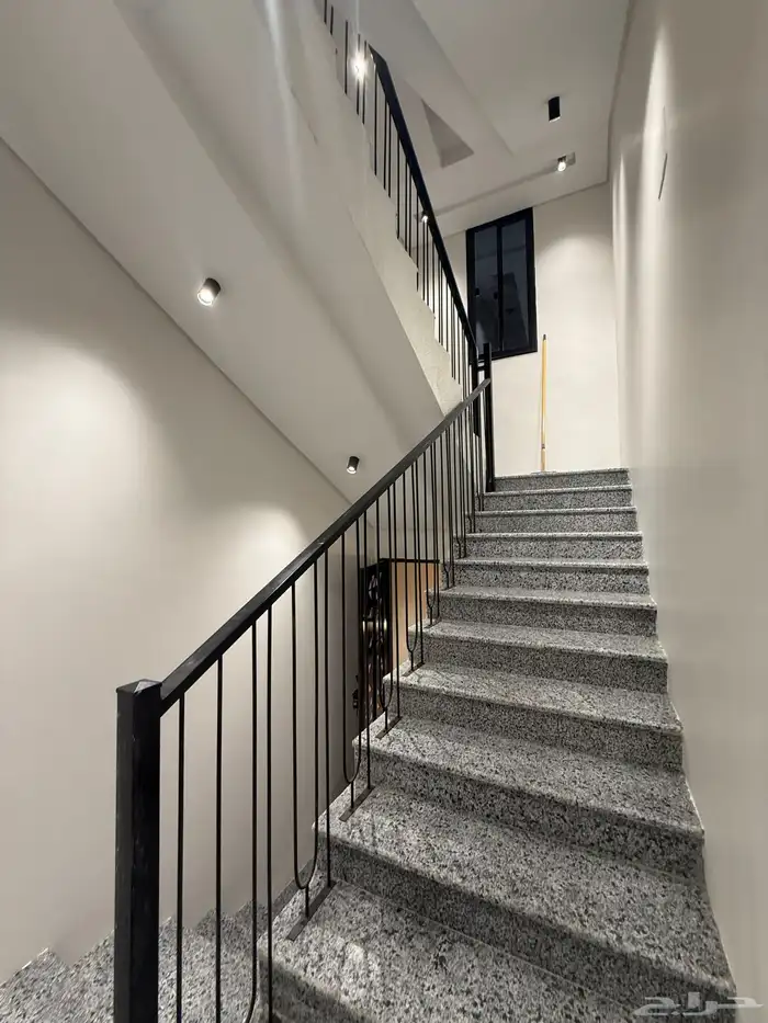 للبيع روف علوي بدرج داخلي وخارجى بالوسام شرق الخميس 4