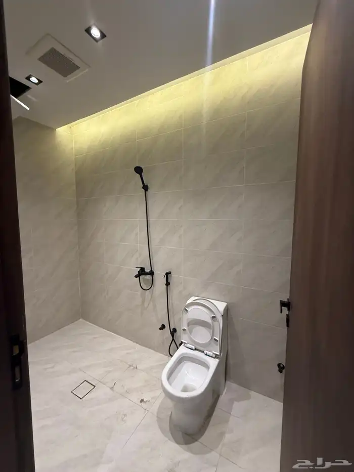 للبيع روف علوي بدرج داخلي وخارجى بالوسام شرق الخميس 22