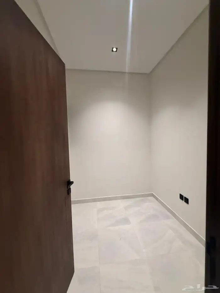 للبيع روف علوي بدرج داخلي وخارجى بالوسام شرق الخميس 25