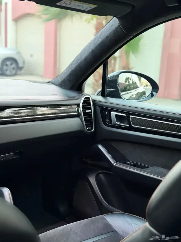 PORSCHE CAYENNE GTS 2022 36