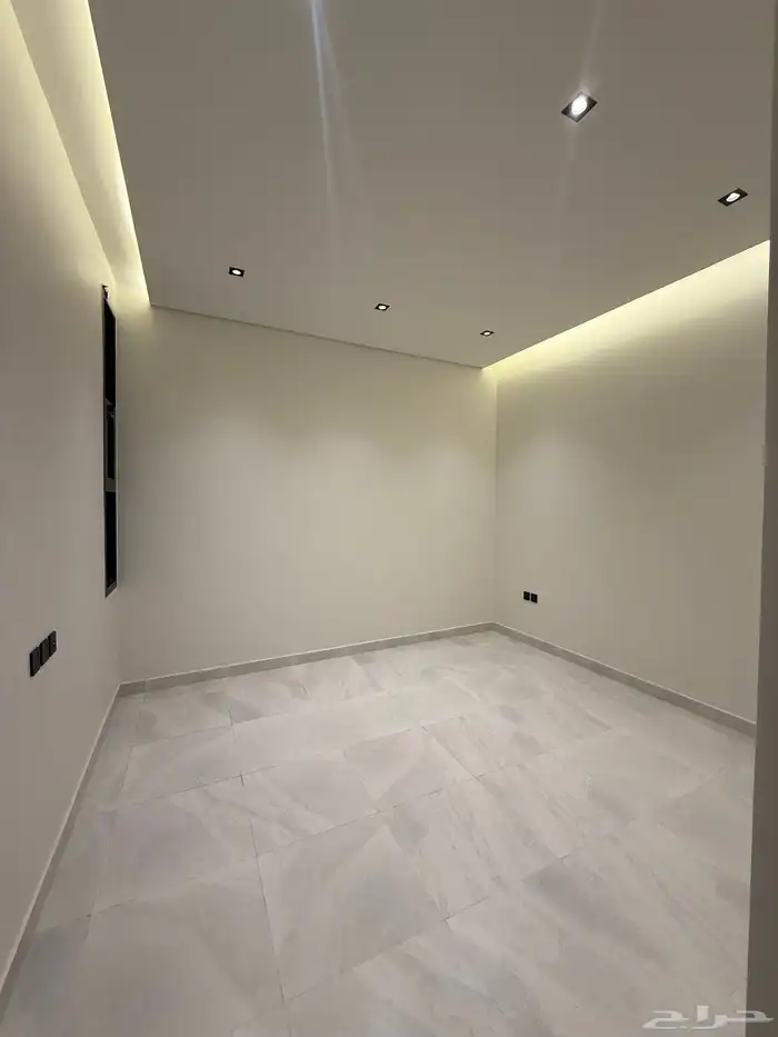 للبيع روف علوي بدرج داخلي وخارجى بالوسام شرق الخميس 12