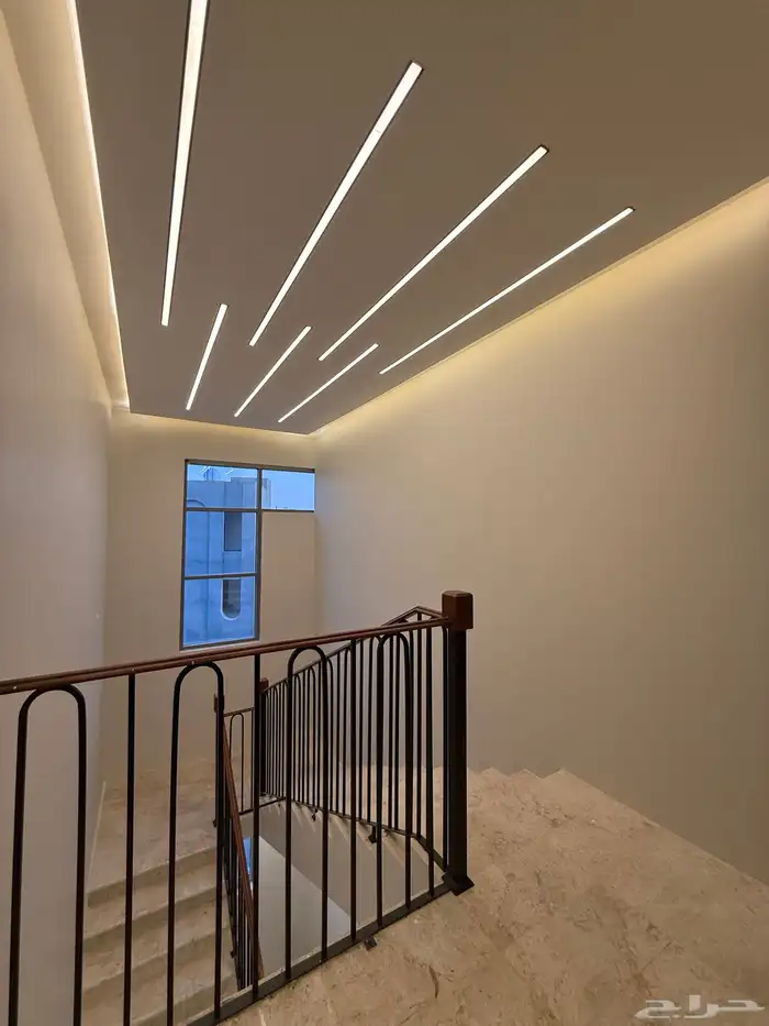 للبيع روف علوي 9 غرف سعر 750 الف قرب ضمك وكوبري باحص 21