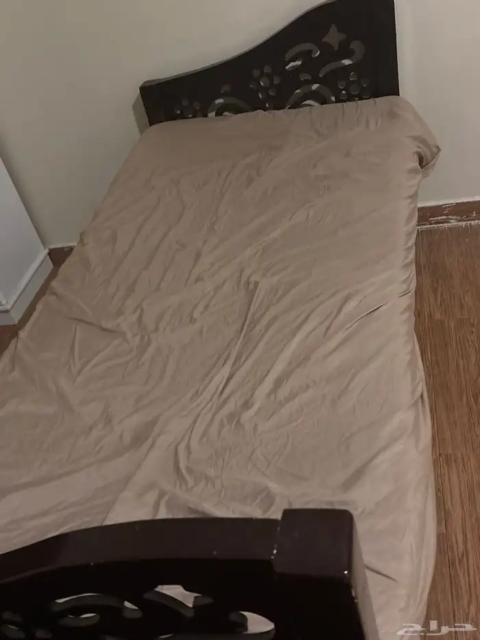 سرير للبيع نفر حديد والحواف خشب اللون بني 1