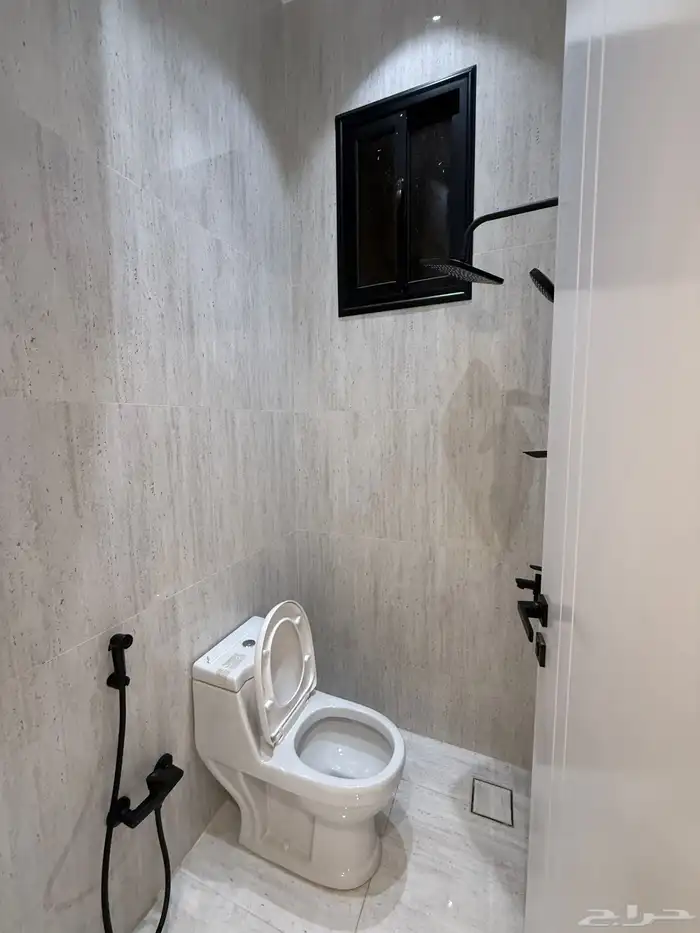 للبيع روف علويه بمدخل مستقل وشقه ارضيه مقابل نادي ضمك 9