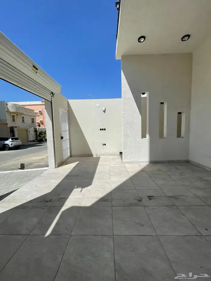 للبيع شقه دور ارضى بحوش وبايكة سياره موقع مميز شرق الخميس 6