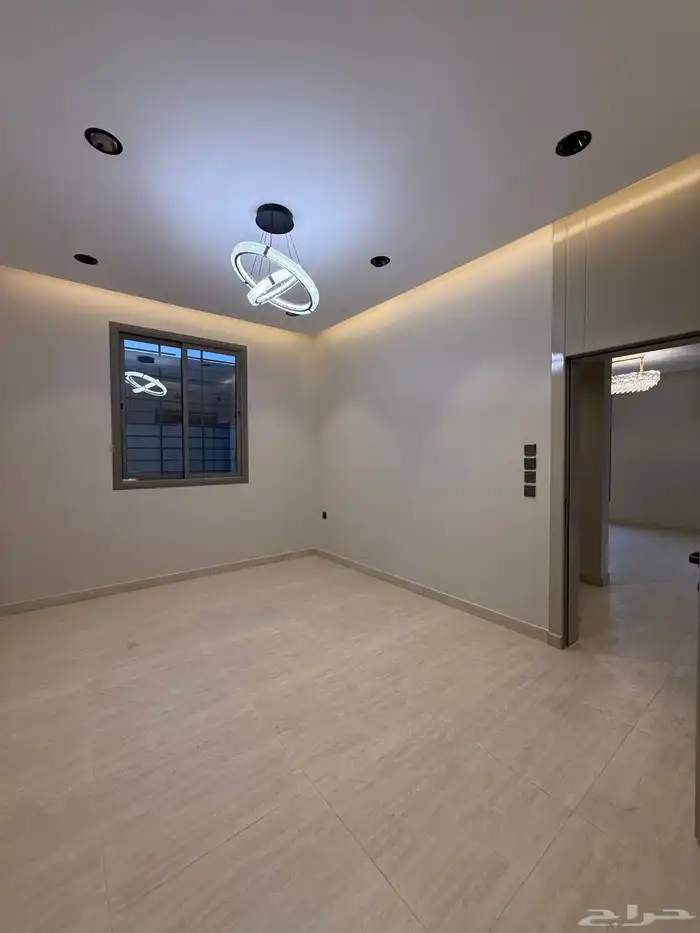 للبيع روف علوي 9 غرف سعر 750 الف قرب ضمك وكوبري باحص 42