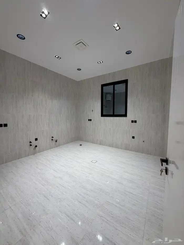 للبيع روف علويه بمدخل مستقل وشقه ارضيه مقابل نادي ضمك 11