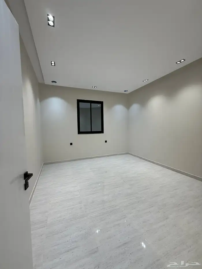 للبيع روف علويه بمدخل مستقل وشقه ارضيه مقابل نادي ضمك 34