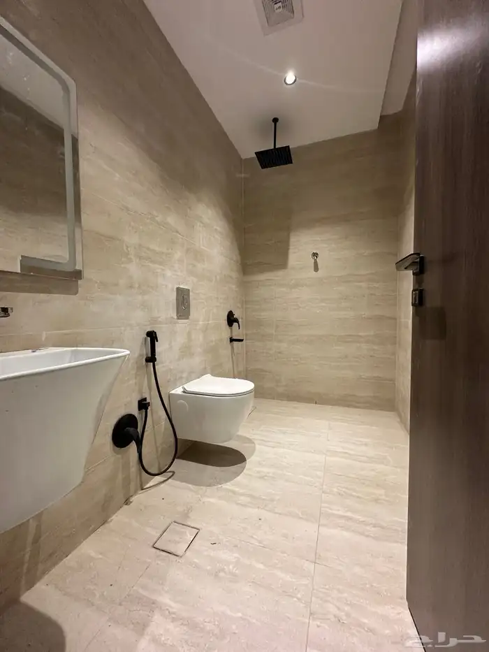 شقه للبيع خمس غرف وصاله 18