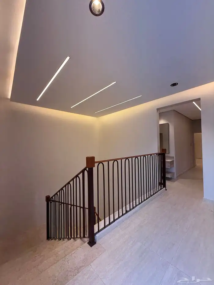 للبيع روف علوي 9 غرف سعر 750 الف قرب ضمك وكوبري باحص 25