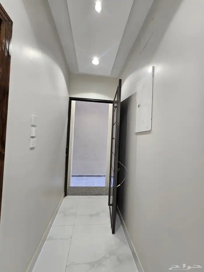 للبيع شقه ارضيه ببايكة سيارة وحوش وسيع ف ابها حي الزهور 9