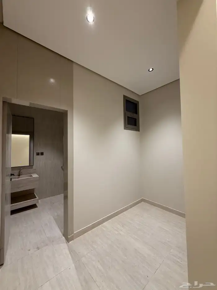 للبيع روف علوي 9 غرف سعر 750 الف قرب ضمك وكوبري باحص 36