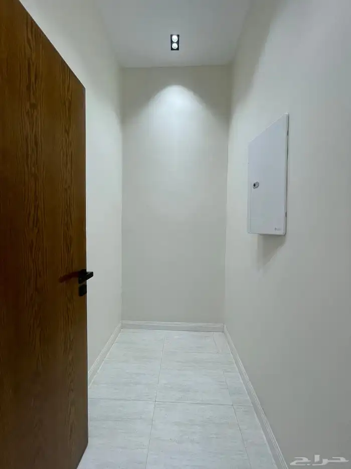 للبيع شقه دور ارضى بحوش وبايكة سياره موقع مميز شرق الخميس 12