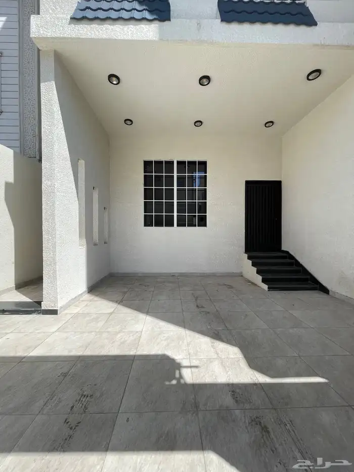 للبيع شقه دور ارضى بحوش وبايكة سياره موقع مميز شرق الخميس 5