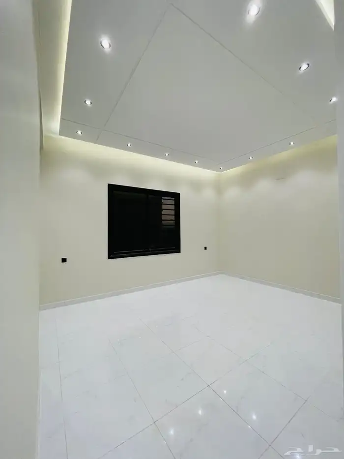 للبيع روف علوي مع ملحق درج خارجي فقط شمال الخمس 15