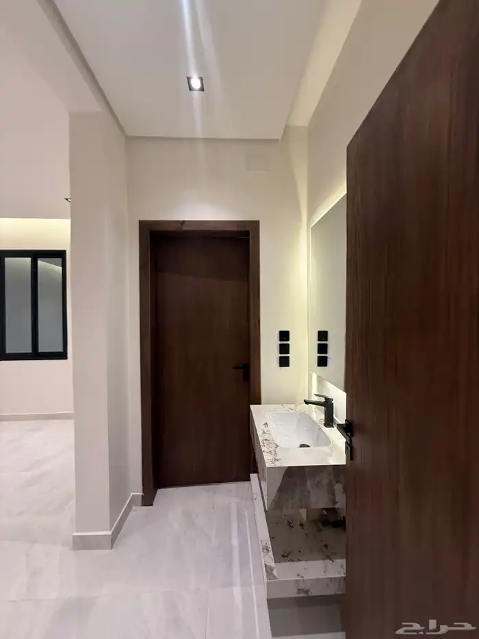 للبيع روف علوي بدرج داخلي وخارجى بالوسام شرق الخميس 15