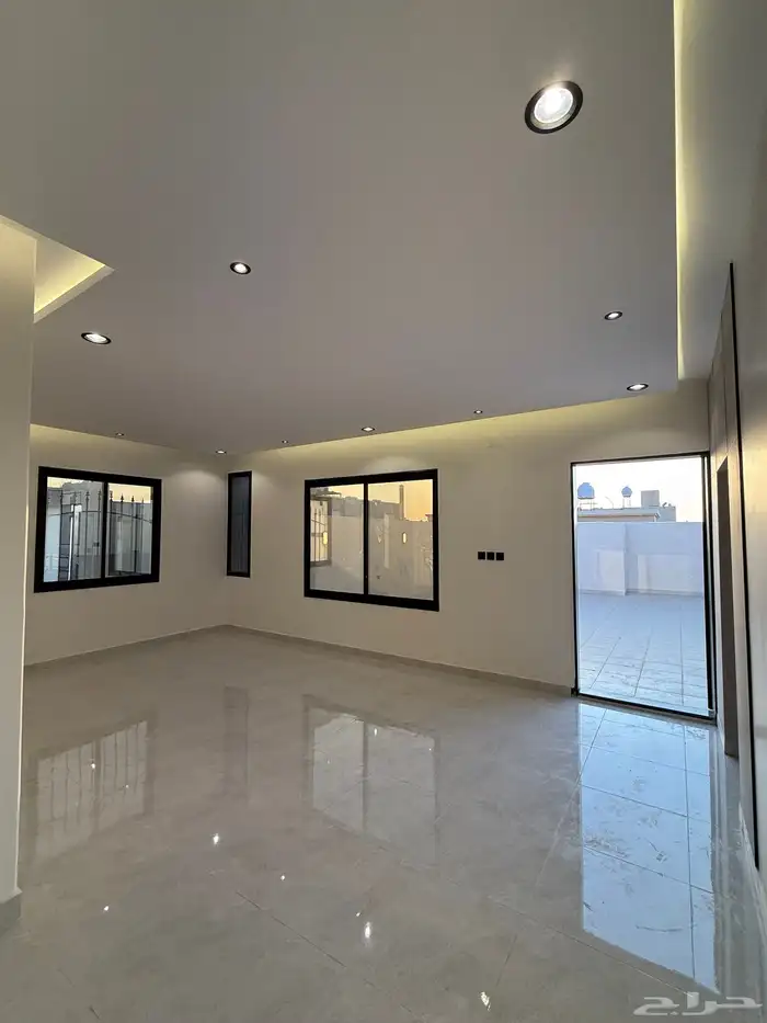 للبيع فلل فاخرة مكونه من دورين وملحق بمخطط 6 طريق الثمانين 30