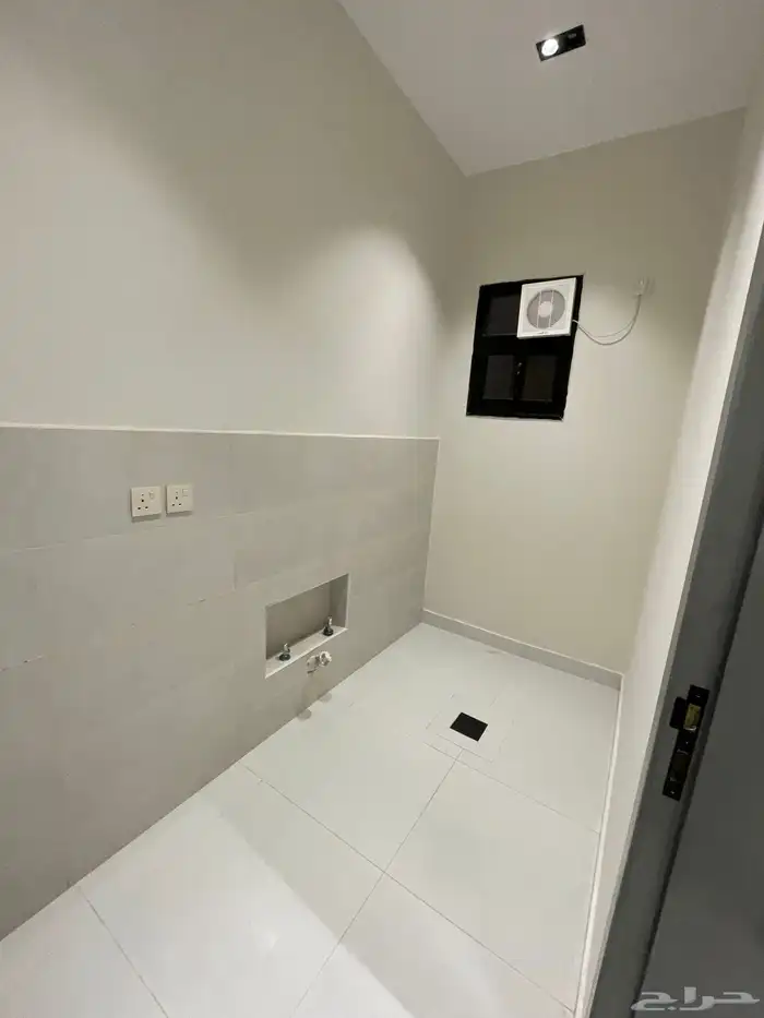 شقق ارضيه وعلويه تشطيب ممتاز واصل جميع الخدمات بحي المعارض 24