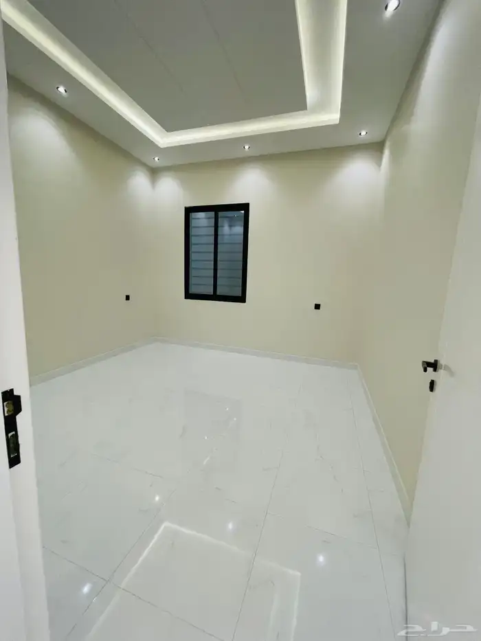 للبيع روف علوي مع ملحق درج خارجي فقط شمال الخمس 22