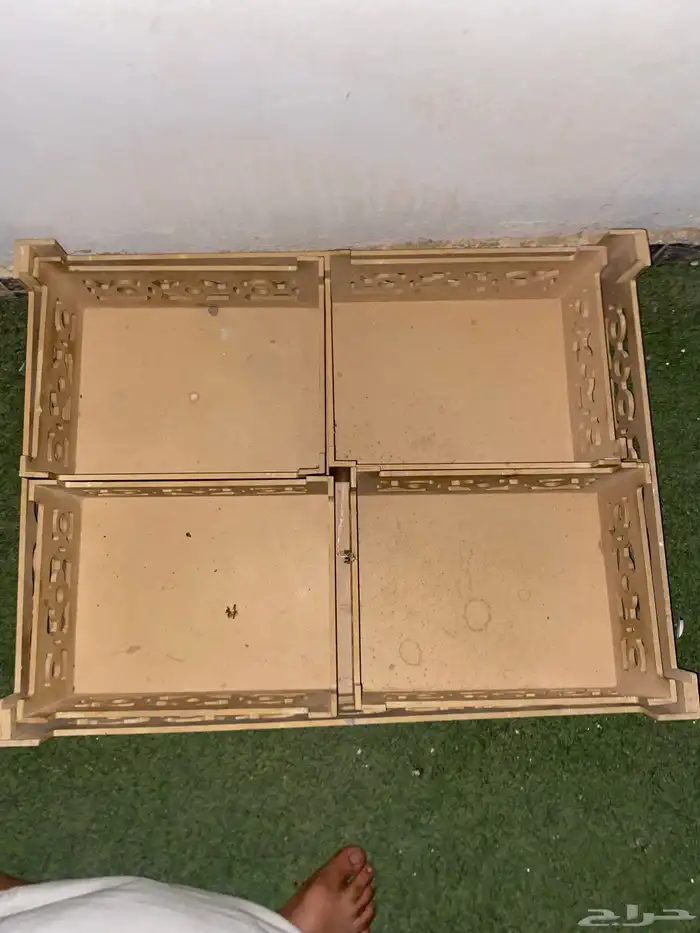 طاولة أرضية مع أربع خدم 2