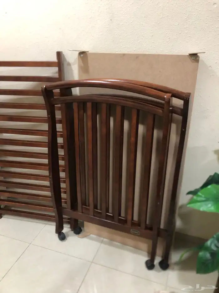 سرير اطفال ماركة جونيورز مع مرتبه جونيورز شبه جداد 1