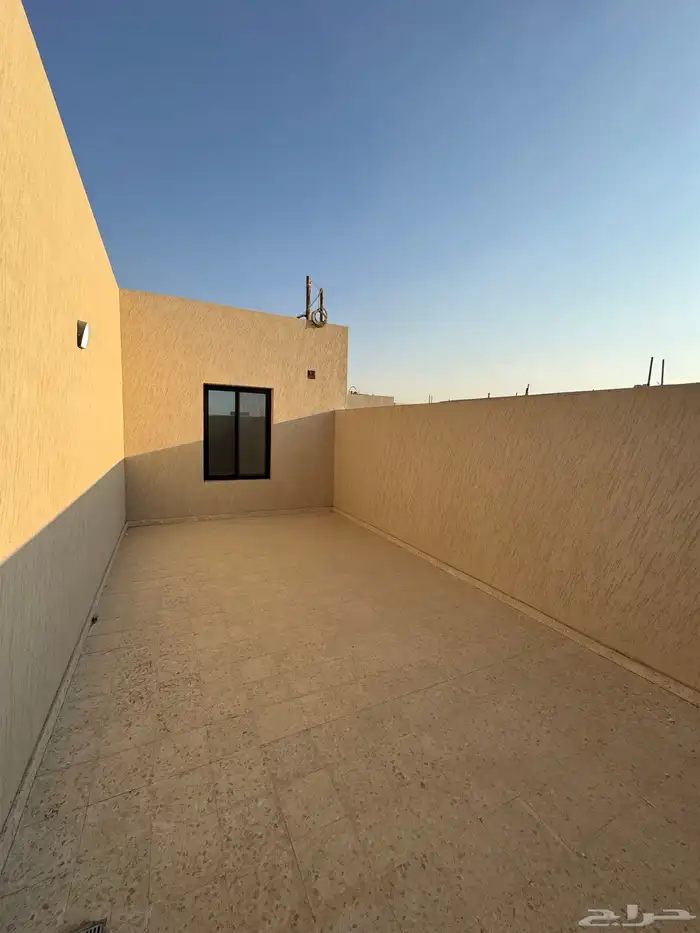 للبيع تاون هاوس علوي ب غرفة سايق 6