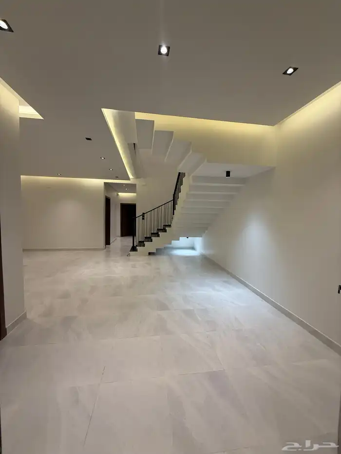 للبيع روف علوي بدرج داخلي وخارجى بالوسام شرق الخميس 7