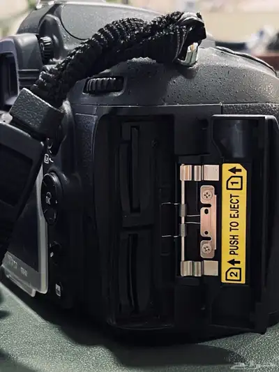 للبيع كاميرا نيكون D7000 مع عدسة سيقما 18-200 index