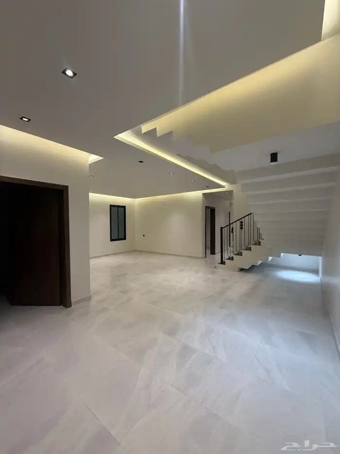 للبيع روف علوي بدرج داخلي وخارجى بالوسام شرق الخميس 6