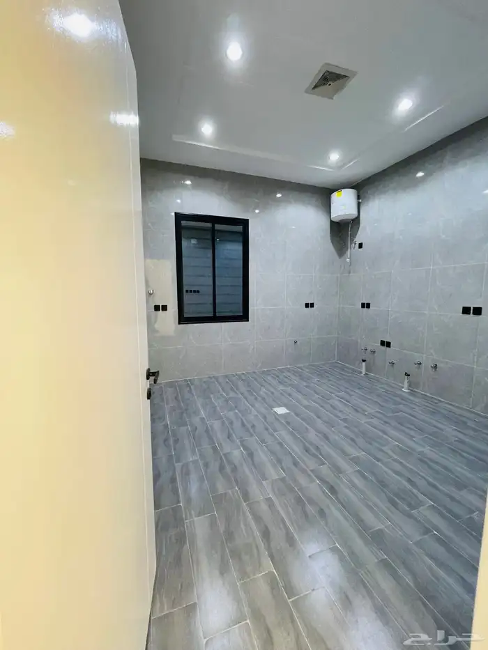 للبيع روف علوي مع ملحق درج خارجي فقط شمال الخمس 11