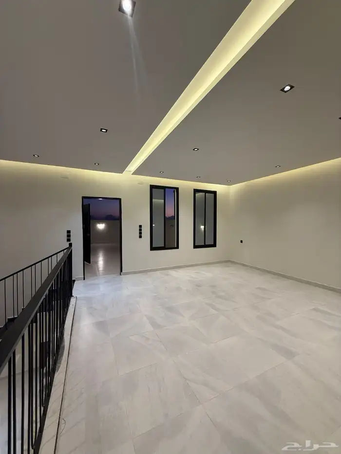 للبيع روف علوي بدرج داخلي وخارجى بالوسام شرق الخميس 24