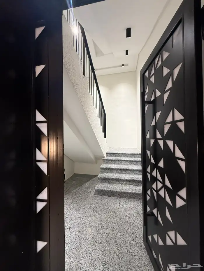 للبيع روف علوي بدرج داخلي وخارجى بالوسام شرق الخميس 1