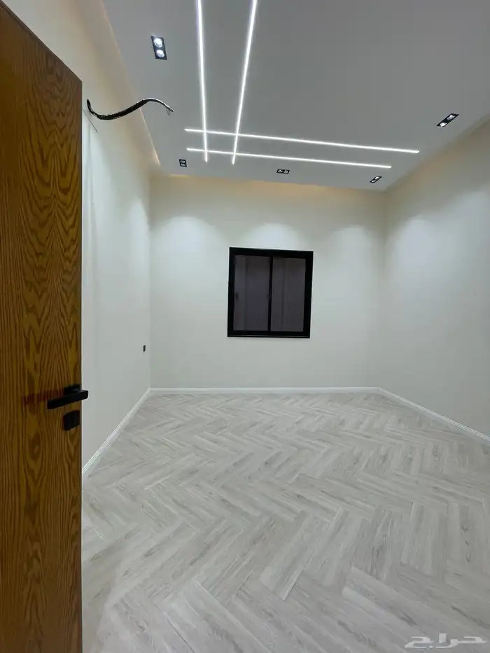 للبيع شقه دور ارضى بحوش وبايكة سياره موقع مميز شرق الخميس 18