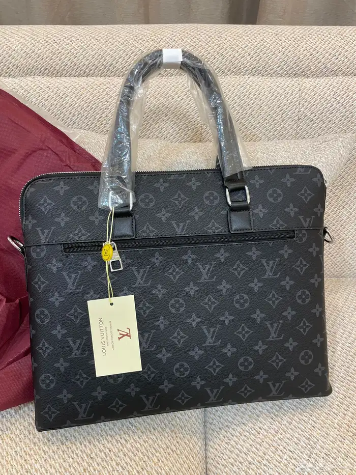 شنطة ماركة لوي فيتون ( Louis Vuitton). 1