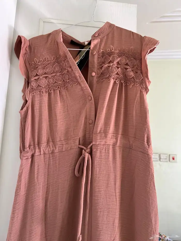 فساتين وجزم بأسعار مناسبه 0